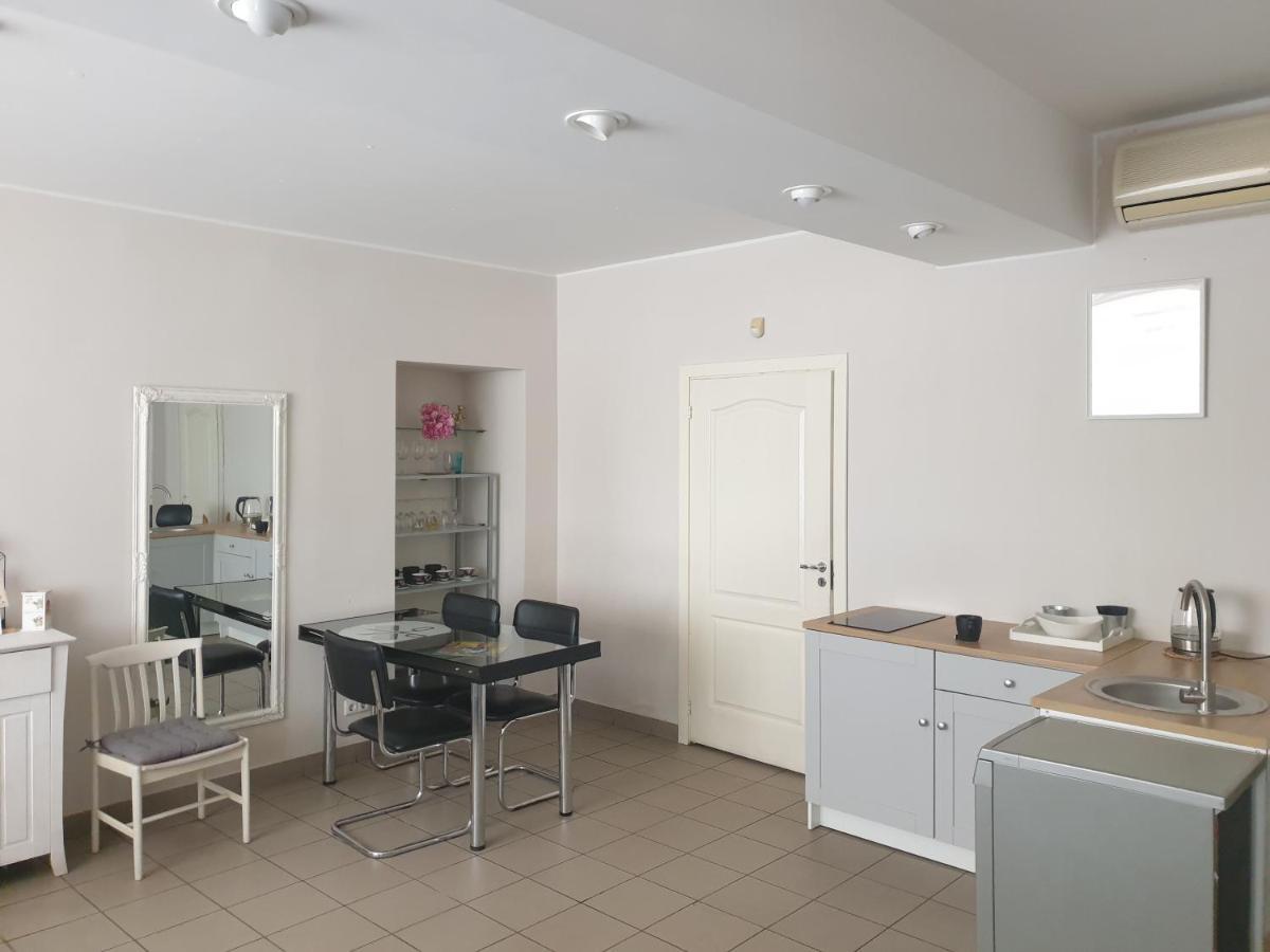 Camellia Studio Apartment & Parking リガ エクステリア 写真